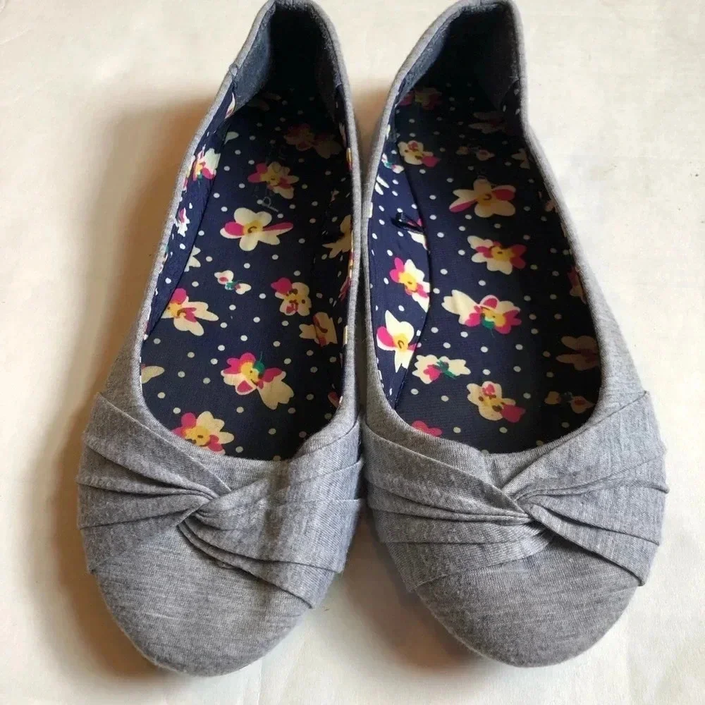 Women slippers size 6